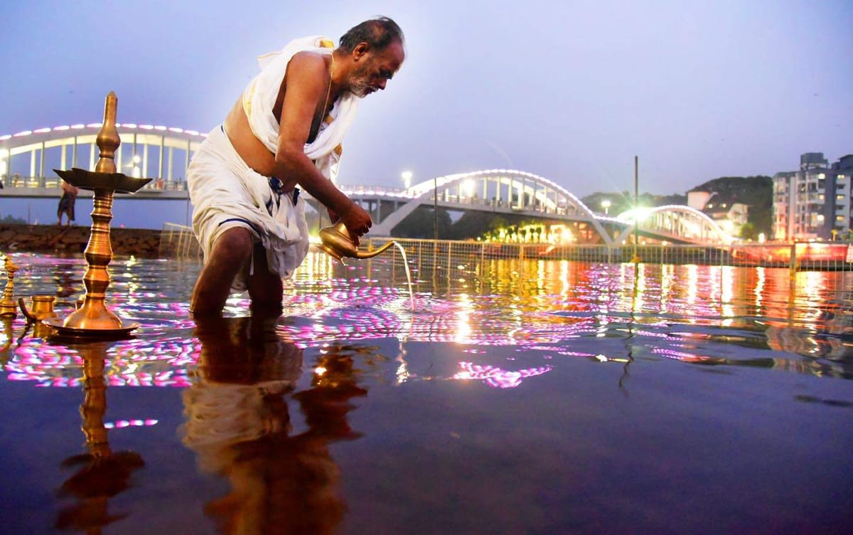 ഇന്ന് ശിവരാത്രി; ഭക്തി സാന്ദ്രമായി ആലുവ മണപ്പുറം
