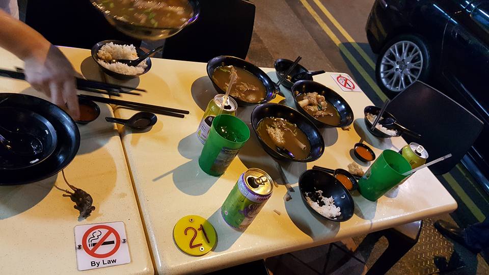 മട്ടന്‍ സൂപ്പില്‍ നിന്ന് ചത്ത എലി. ഇത് സിംഗപൂര്‍ സ്റ്റൈല്‍!!