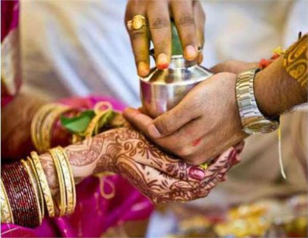 വിവാഹം നടത്താനെത്തിയ പൂജാരിക്കൊപ്പം വധു ഒളിച്ചോടി; അമ്പരപ്പ് മാറാതെ വീട്ടുക്കാർ