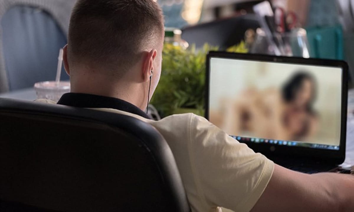 ലാപ്ടോപ്പിൽ അശ്ലീല വെബ് സൈറ്റുകള്‍ കാണുന്നവരാണോ എങ്കിൽ സൂക്ഷിക്കുക..!