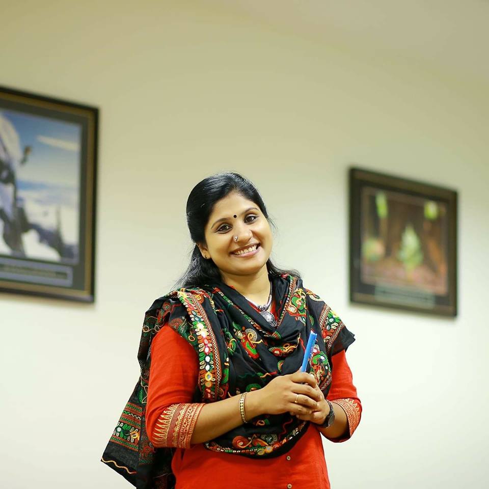 മനസൊന്ന് ചുരണ്ടി നോക്ക് ടീച്ചറെ, ഒരു സവർണ്ണ തമ്പുരാട്ടിയുടെ അയിത്തം വമിക്കുന്നത് കാണാം'; രമ്യയെ പരിഹസിച്ച ദീപ നിശാന്തിനെതിരെ പ്രതിഷേധം