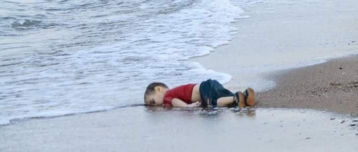 തീരത്ത് മണലിൽ മുത്തമിട്ടു കിടന്ന ആ കുഞ്ഞിന്റെ ചിത്രം ലോകത്തെ കരയിപ്പിച്ചു തുടങ്ങിയിട്ട് മൂന്ന് വര്ഷം; അയിലാന്‍ കുര്‍ദ്ദിയുടെ ഓര്‍മ്മകള്‍ക്ക് ഇന്ന് മൂന്നാണ്ട്