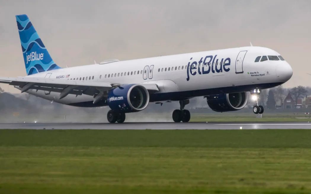 രൂക്ഷഗന്ധം; പരിശോധനയിൽ വിമാനത്തിന്‍റെ ലാൻഡിംഗ് ഗിയറിൽ 2 മൃതദേഹങ്ങൾ !!