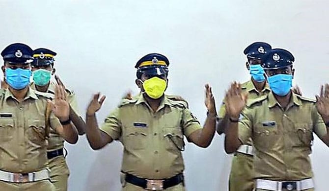 കാക്കിക്കുള്ളിലെ കലാഹൃദയം; തരംഗമായി കേരള പോലീസിന്റെ കൈ കഴുകൽ വീഡിയോ