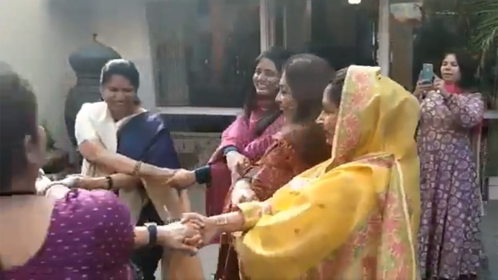 ആടിപ്പാടി വിവിധ പാർട്ടിയിലെ വനിതാ നേതാക്കൾ: കുട്ടിക്കാലത്തേക്കുള്ള മടക്കയാത്രയായിരുന്നു  ഉച്ചവിരുന്നെന്ന്; ഹര്‍ സിമ്രത് കൗര്‍ ബാദല്‍