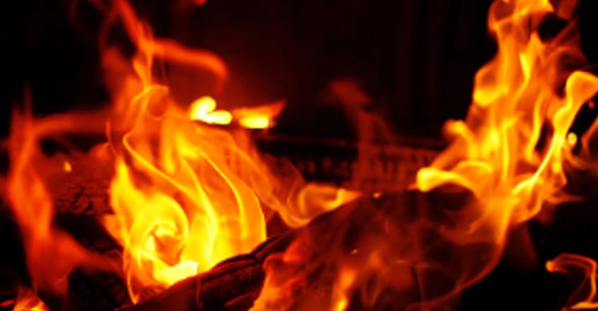 ബലാത്സംഗം ചെയ്ത ശേഷം തീവെച്ചു; യുവതി വിടാതെ കൈയില്‍ മുറുകെ പിടിച്ചു; പൊള്ളലേറ്റ് യുവാവ് മരിച്ചു