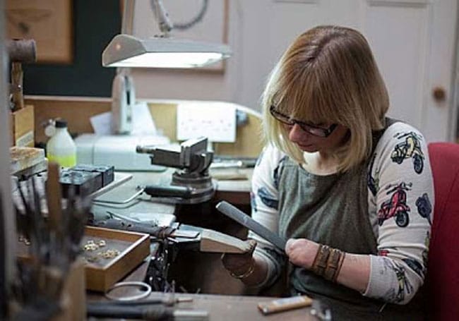 ഇരുകൈകളുമില്ലെങ്കിലും അന്നെറ്റ് നിര്‍മ്മിച്ച അപൂര്‍വ്വ തരം ആഭരണങ്ങള്‍ ഒന്ന് കണ്ടു നോക്കൂ