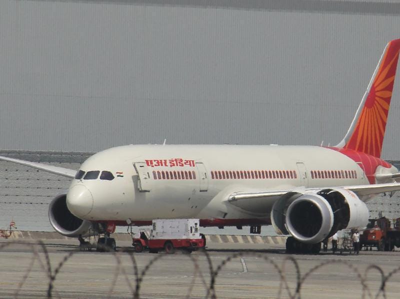 യാത്രക്കാരന്റെ മൊബൈൽ പൊട്ടിത്തെറിച്ചു, എയർ ഇന്ത്യ വിമാനം അടിയന്തരമായി നിലത്തിറക്കി