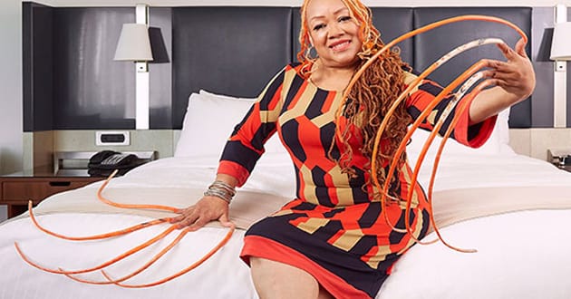 20 വര്‍ഷമായി നഖം വെട്ടിയിട്ടില്ലാത്ത അമേരിക്കന്‍ യുവതി; പത്തു വിരലുകളിലെയും നഖങ്ങളുടെ മൊത്തം നീളം 18 അടി