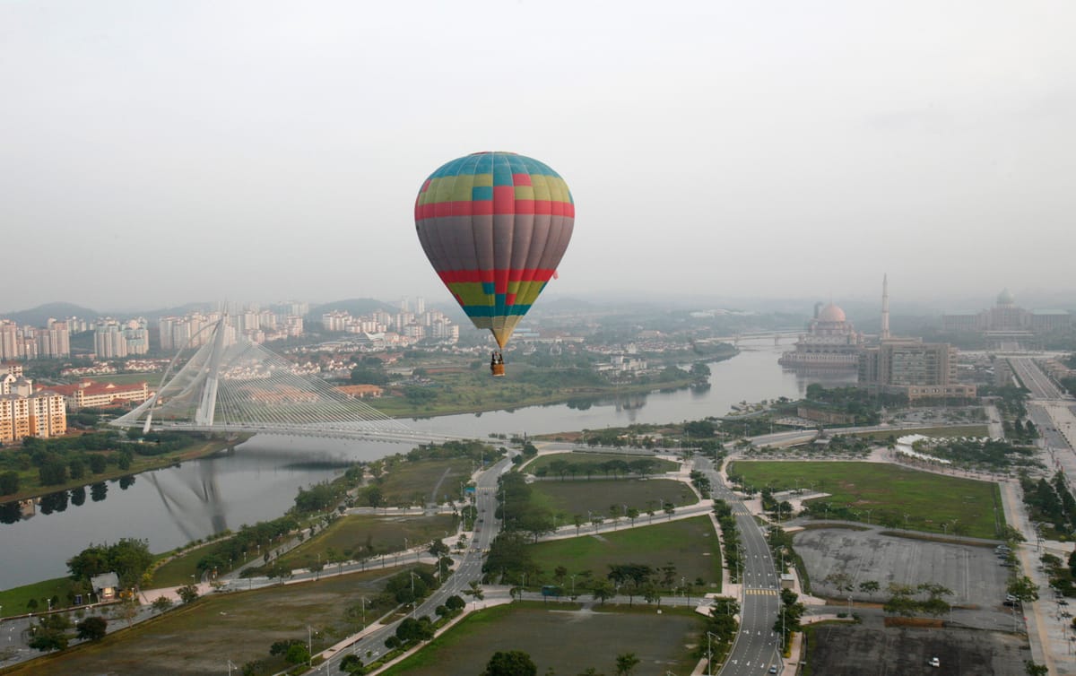 ബലൂണ്‍ അഡ്വഞ്ചര്‍: മലേഷ്യന്‍ സഞ്ചാരികള്‍ക്ക് സാഹസികതയുടെ പുതിയ ലോകം
