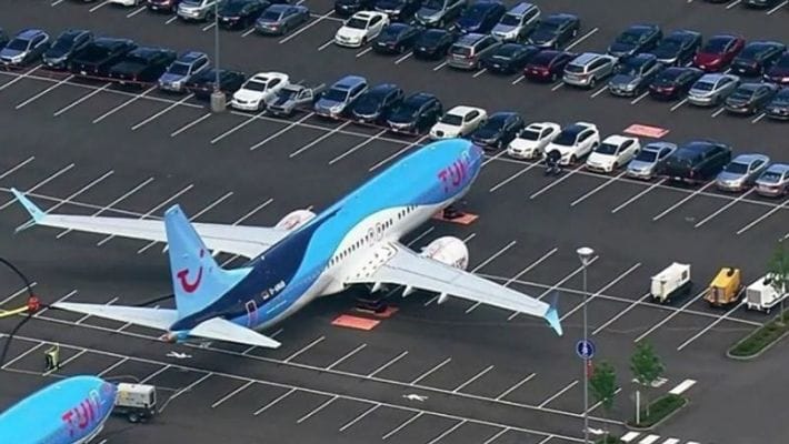 പാര്‍ക്ക് ചെയ്യാന്‍ സ്ഥലമില്ല; ബോയിംഗ് വിമാനങ്ങള്‍ പാര്‍ക്ക് ചെയ്യുന്നത് ജീവനക്കാരുടെ കാര്‍ പാര്‍ക്കിംഗില്‍
