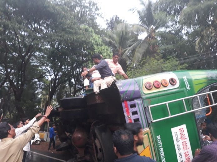 തൊണ്ടയാട് ജങ്ഷനില്‍ ബസ് മറിഞ്ഞു; നിരവധി പേര്‍ക്ക് പരിക്ക്‌