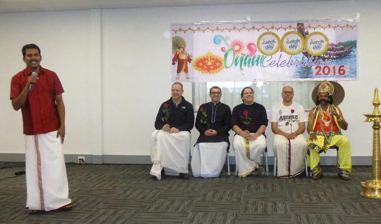 മെല്‍ബണ്‍ 'ക്യാച്ച് ഓഫ് ദി ഡേ' ഓണാഘോഷം; മുണ്ടുടുത്ത് വിദേശികള്‍