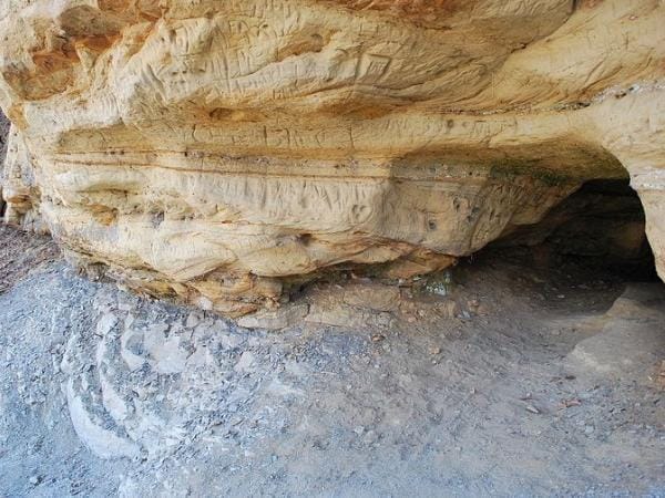 അന്യഗ്രഹജീവികള്‍ വന്നു പോകുന്നുവെന്ന് വിശ്വസിക്കപ്പെടുന്നൊരു സ്ഥലം ഇന്ത്യയിലുണ്ട്; പതിനായിരത്തോളം വര്‍ഷം പഴക്കമുള്ള ഈ ഗുഹാചിത്രങ്ങള്‍ നല്‍കുന്ന സൂചനകള്‍ നിഗൂഡം