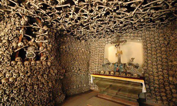 വിശ്വസിച്ചാലും ഇല്ലെങ്കിലും ഇത് മരിച്ചവരുടെ അസ്ഥികള്‍ കൊണ്ട് നിർമ്മിച്ച പള്ളി