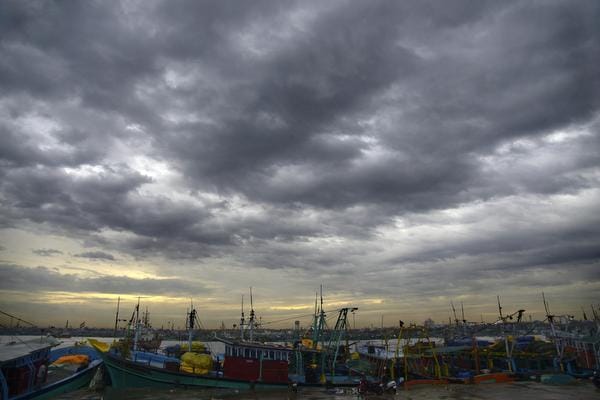 വര്‍ദ്ധ ഭീഷണി; ചെന്നൈ വിമാനത്താവളം അടച്ചു; കാറ്റിന് മുന്നോടിയായി തമിഴ്നാട്ടില്‍ കനത്ത മഴ