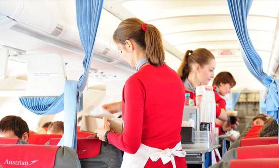 വിമാനത്തില്‍ ലഭിക്കുന്ന പാനീയങ്ങള്‍ ഒന്നും വിമാനജീവനക്കാരോ, കാബിന്‍ക്രൂവോ കുടിക്കാറില്ല; കാരണം ഇതാണ്