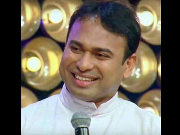 കുഞ്ഞുപെങ്ങളുടെ കല്യാണത്തിനു പാടിയ ഒറ്റ ഗാനം ഫാദര്‍  ഫാ. വില്‍സണ്‍ മേച്ചേരില്‍ സോഷ്യല്‍ മീഡിയയുടെ കണ്ണിലുണ്ണിയായി