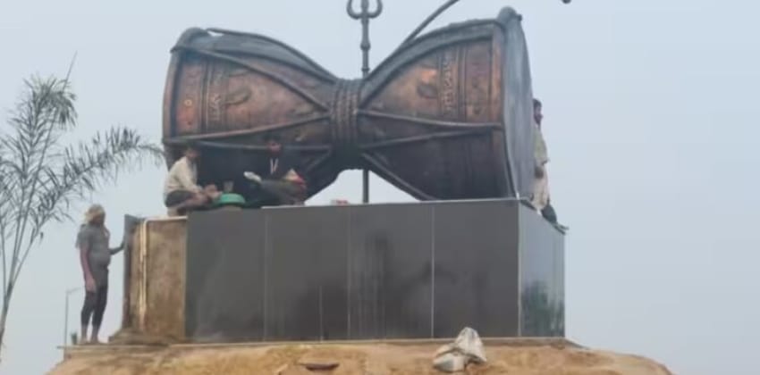 മഹാകുംഭമേളയുടെ പ്രവേശന കവാടത്തിൽ ഒരുങ്ങുന്നത് ലോകത്തെ ഏറ്റവും വലിയ ശിവഡമരു