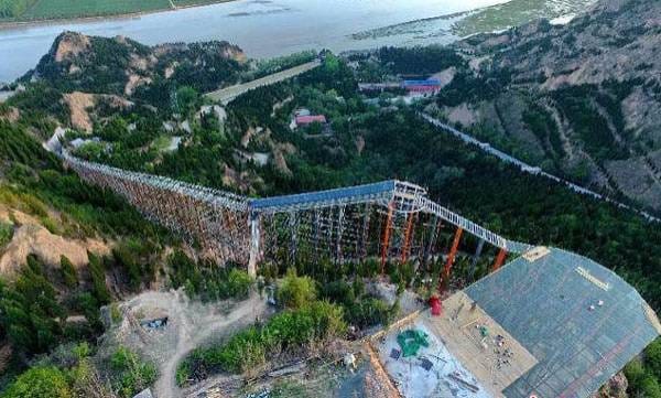 അതിസാഹസികര്‍ക്ക് സ്വാഗതം; ഗ്ലാസ് പാലത്തിനു പിന്നാലെ ഇതാ ഗ്ലാസ്‌ സ്ലൈഡ് ഒരുങ്ങുന്നു