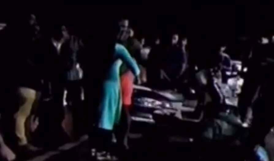 വയനാട്ടിൽ ദമ്പതികൾക്ക് നടുറോഡിൽ ക്രൂര മർദനം; ദൃശ്യങ്ങൾ പുറത്ത്