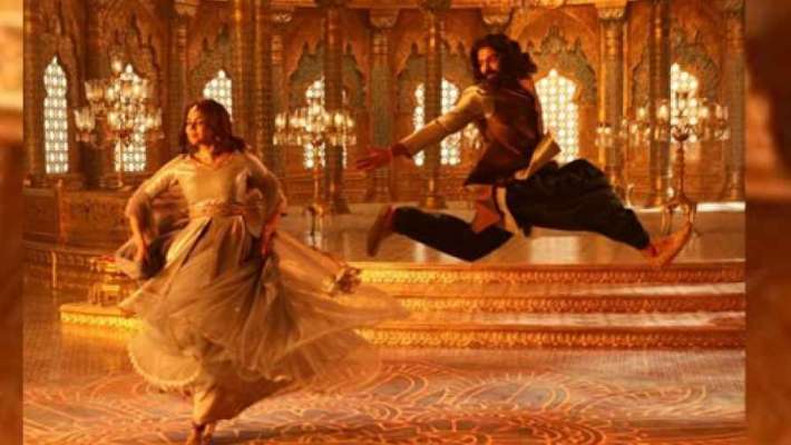 രാജകീയ പ്രൗഢിയിൽ പ്രണവും കല്ല്യാണിയും