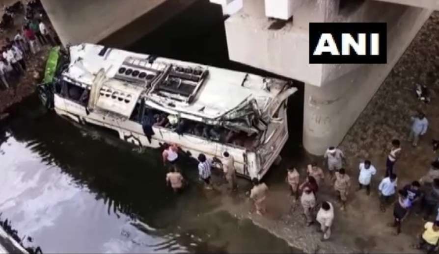 ആഗ്രയില്‍ ബസ് കനാലിലേക്ക് മറിഞ്ഞ് 29 മരണം