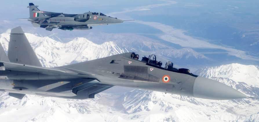 വ്യോമാ‍തിർത്തി ലംഘിച്ച് ബോംബ് വർഷിച്ച പാക് വിമാനങ്ങളെ തുരത്തി ഇന്ത്യൻ സൈന്യം