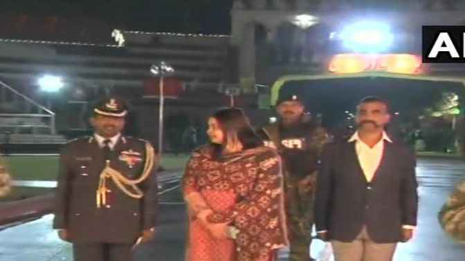 വിങ് കമാൻഡർ അഭിനന്ദൻ വർധമാൻ ഇന്ത്യയിലെത്തി