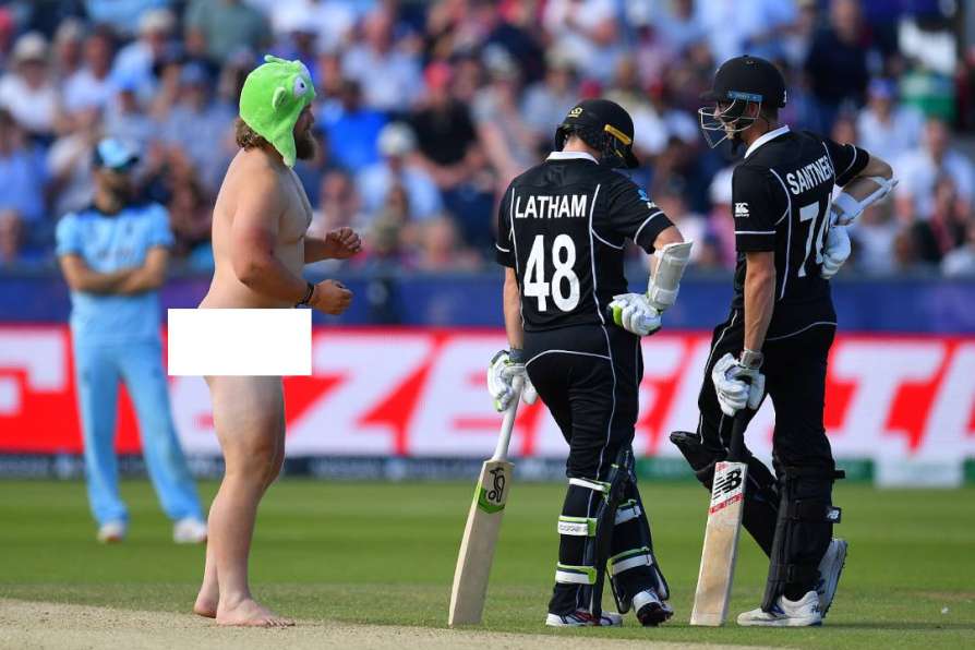 ലോകകപ്പ് ക്രിക്കറ്റ് മത്സരത്തിനിടെ തുണിയില്ലാതെ ക്രീസിലെത്തി; തുണിയുടുപ്പിച്ച് സെക്യൂരിറ്റി ജീവനക്കാര്‍