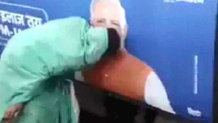 പ്രധാനമന്ത്രി നരേന്ദ്ര മോദിയുടെ ചിത്രത്തില്‍ ചുംബിക്കുന്ന സ്ത്രീ: വീഡിയോ വൈറൽ