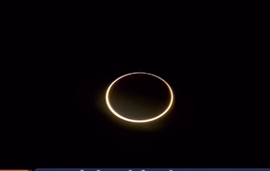 ആകാശ  വിസ്മയം കണ്ട്  കേരളം; വലയ സൂര്യഗ്രഹണമെന്ന നൂറ്റാണ്ടിലെ പ്രപഞ്ച അത്ഭുതം വീക്ഷിച്ച് മലയാളികള്‍