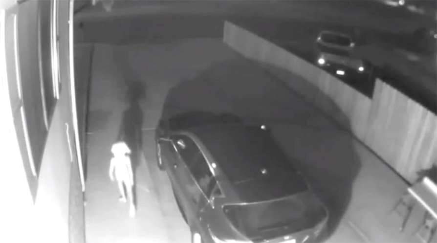 സിസിടിവി ക്യാമറയില്‍ കണ്ടത് അന്യഗ്രഹ ജീവിയോ;  ആശങ്കയിൽ  സൈബർ ലോകം ; വീഡിയോ വൈറൽ