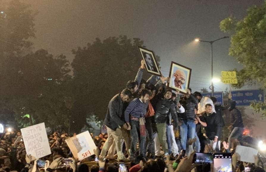 പ്രക്ഷോഭക്കടലായി രാജ്യം; ജാമിയയിലെ വിദ്യാര്‍ഥികളെ പോലീസ് വിട്ടയച്ചു