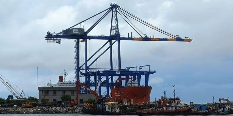 വിഴിഞ്ഞം തുറമുഖത്ത് ആദ്യ കപ്പലെത്തി; ചൈനീസ് കപ്പൽ ഷെൻ ഹുവ 15 ന് വാട്ടർ സല്യൂട്ടോടെ സ്വീകരണം