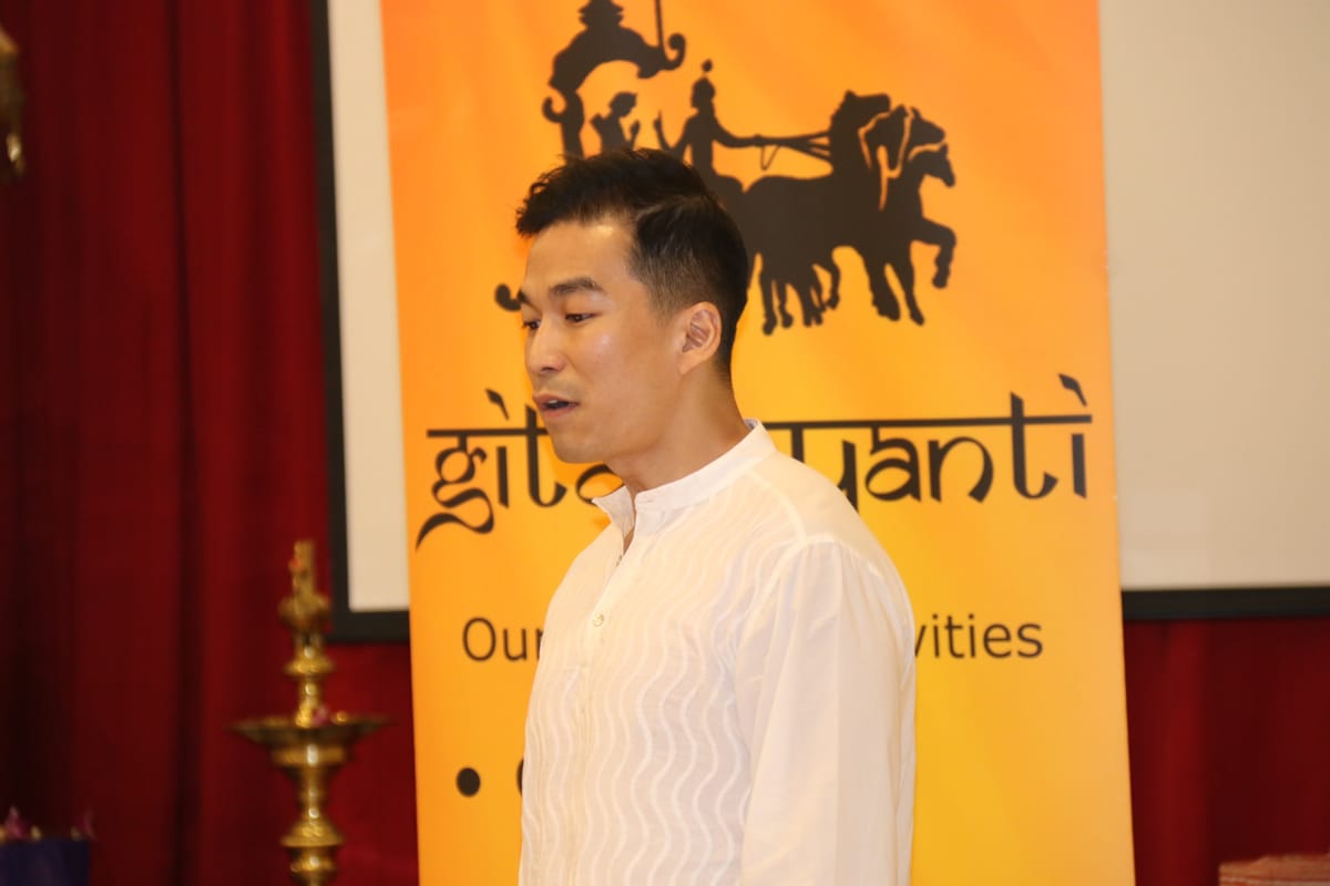 A Chinese takes to Chanting!!!