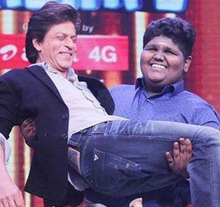 ഷാരൂഖിനെ അനായാസമായി എടുത്തുയര്‍ത്തിയ വൈഷ്ണവ് സോഷ്യല്‍ മീഡിയയിലെ പുതിയതാരം