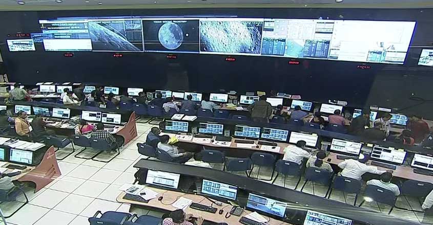 ചരിത്രനിമിഷത്തെ  വരവേൽക്കാനൊരുങ്ങി ഇന്ത്യ; ചാന്ദ്ര ദൗത്യത്തിന്  സാക്ഷിയാവാൻ പ്രധാന മന്ത്രി ബെംഗളൂരുവിൽ