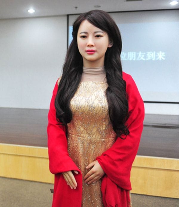 ഈ പെണ്‍കുട്ടി ആരാണെന്നു അറിയാമോ?; കേട്ടാല്‍ ഞെട്ടും