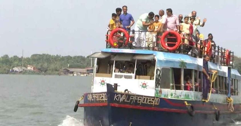 ആര്‍ക്കും ലൈഫ് ജാക്കറ്റില്ല; പറശ്ശിനിക്കടവില്‍ അപകട ബോട്ടുയാത്ര