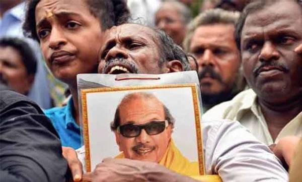 കരുണാനിധിയുടെ ഭൗതികശരീരം പൊതുദര്‍ശനത്തിന് വെച്ച ഹാളിലേക്ക് അണികളുടെ ഒഴുക്ക് നിയന്ത്രണാതീതം; തിക്കിലും തിരക്കിലും രണ്ടു മരണം