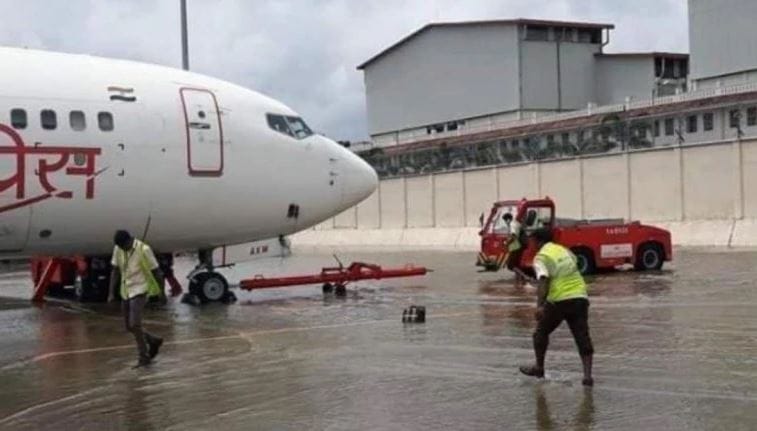 കേരളം വീണ്ടും പ്രളയദുരിതത്തില്‍, നാല് ജില്ലകളില്‍ റെഡ് അലേര്‍ട്ട്, നെടുമ്പാശേരി വിമാനത്താവളം അടച്ചു