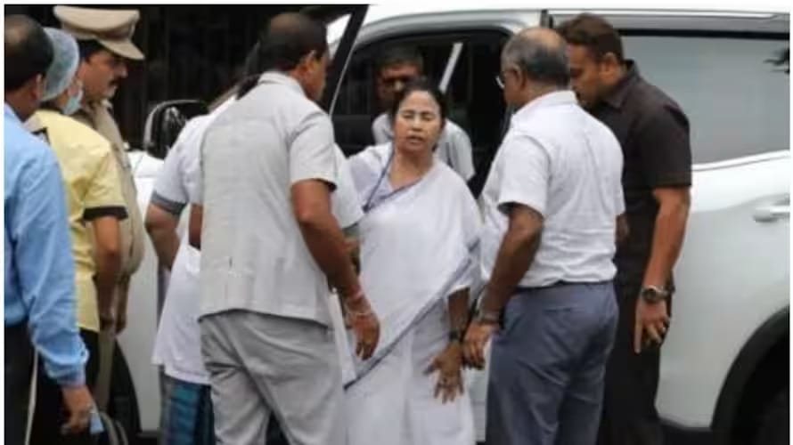 മമതാ ബാനർജി സഞ്ചരിച്ച ഹെലികോപ്‌ടർ അടിയന്തരമായി നിലത്തിറക്കി, പരിക്ക്