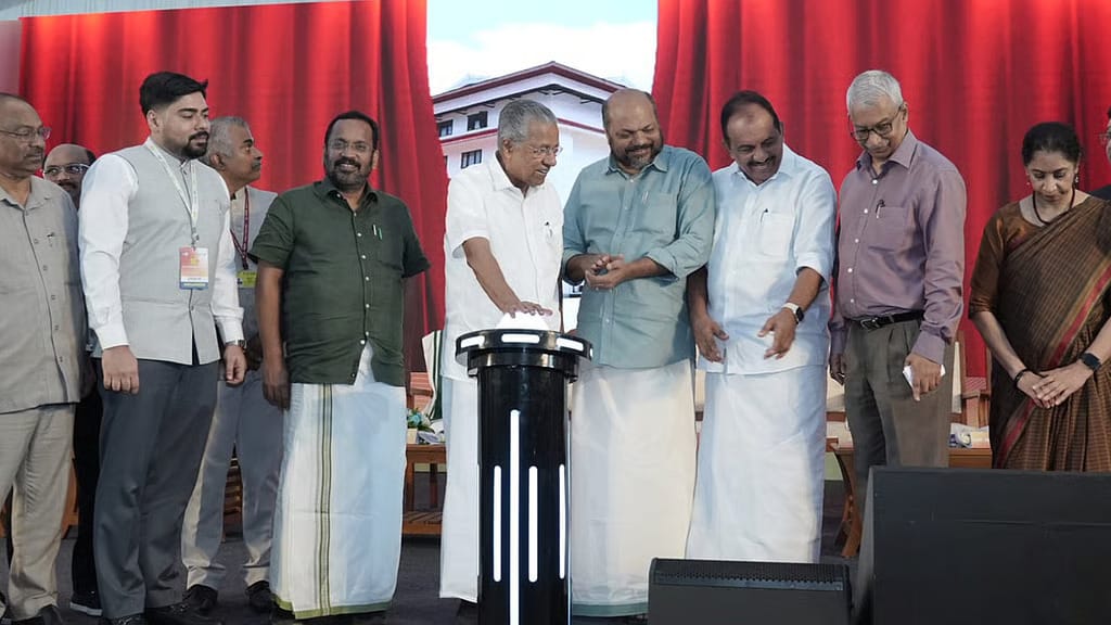 "വിമാനയാത്ര ജനകീയമാക്കണം, ചെലവ് കുറയ്ക്കണം'': മുഖ്യമന്ത്രി പിണറായി വിജയൻ