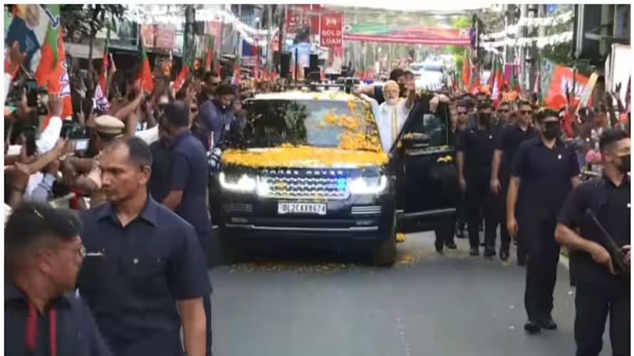 'തുറന്ന ഡോറിൽ തൂങ്ങി യാത്ര നടത്തി'; കൊച്ചിയിലെ റോഡ് ഷോ, പ്രധാനമന്ത്രിക്കെതിരെ പരാതി