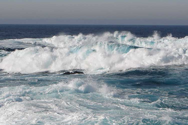 കേരളത്തില്‍ അടുത്ത മൂന്ന് ദിവസത്തിനുള്ളലില്‍ സംസ്ഥാനത്ത് കനത്ത മഴയും കൊടുങ്കാറ്റും; വ്യാഴാഴ്ച വരെ കടലില്‍ പോകരുതെന്ന് മുന്നറിയിപ്പ്