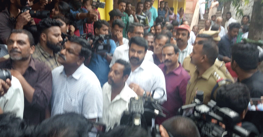 വോട്ടിങ് യന്ത്രത്തിലെ തകരാര്‍ മൂലം  ക്യൂവിൽ കാത്തുനിന്നത്  ഒരു മണിക്കൂറോളം; മോഹൻ ലാൽ