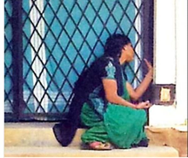 കണ്ണേ മടങ്ങുക; സ്വന്തം മകന്‍ പേവിഷബാധയേറ്റു മരണത്തിനു കീഴടങ്ങുന്നത് നിസ്സഹായയായി കണ്ടുനില്‍ക്കേണ്ടി വന്ന ഒരമ്മ; നൊമ്പരമായി ഒരു ചിത്രവും