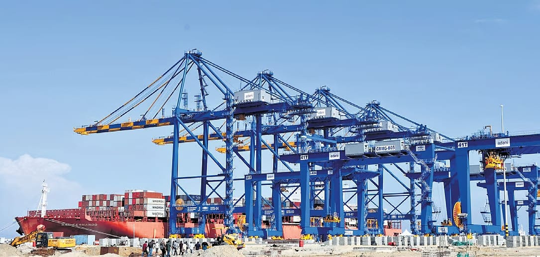 രാജ്യത്തെ 15 തുറമുഖങ്ങളെ പിന്നിലാക്കി വിഴിഞ്ഞം ഒന്നാമത്; വിസ്മയകരമായ നേട്ടമെന്ന് മുഖ്യമന്ത്രി