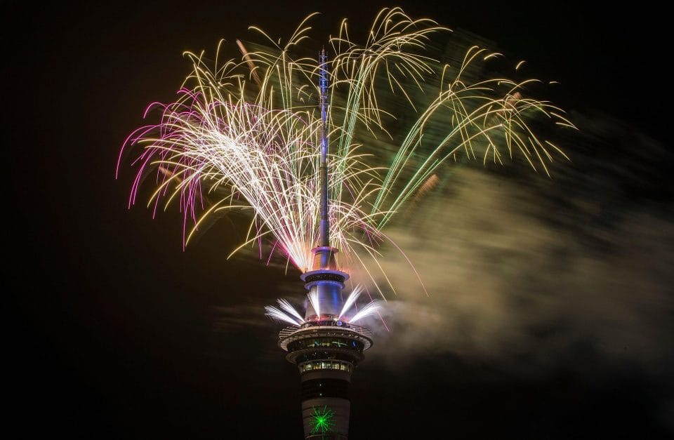 പുതുവര്‍ഷം ആദ്യമെത്തിയത് സമോവയില്‍; ന്യൂസിലാന്‍ഡില്‍ വന്‍ വരവേല്‍പ്പ്